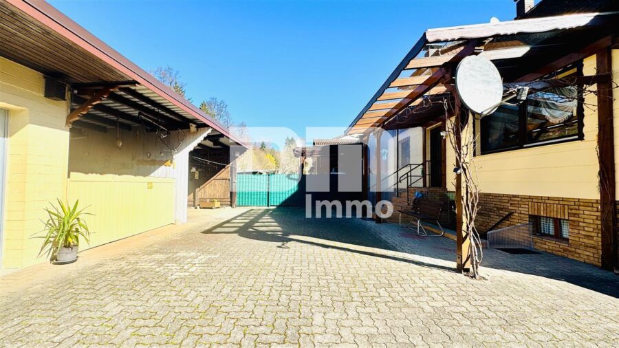 Modernisierte DHH mit Doppelgarage und 2x Carport in Traumlage inkl. Bachlauf - Innenhof